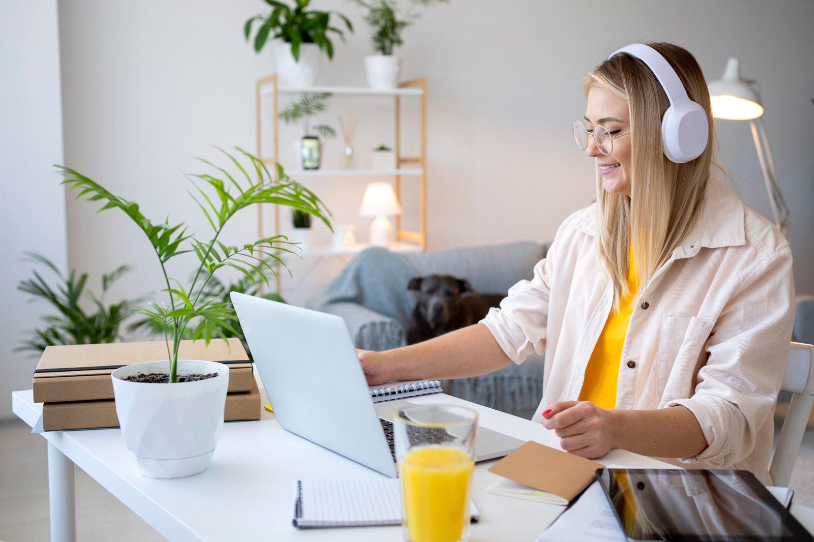 The Ultimate Guide to Becoming a Virtual Assistant and Working Remotely