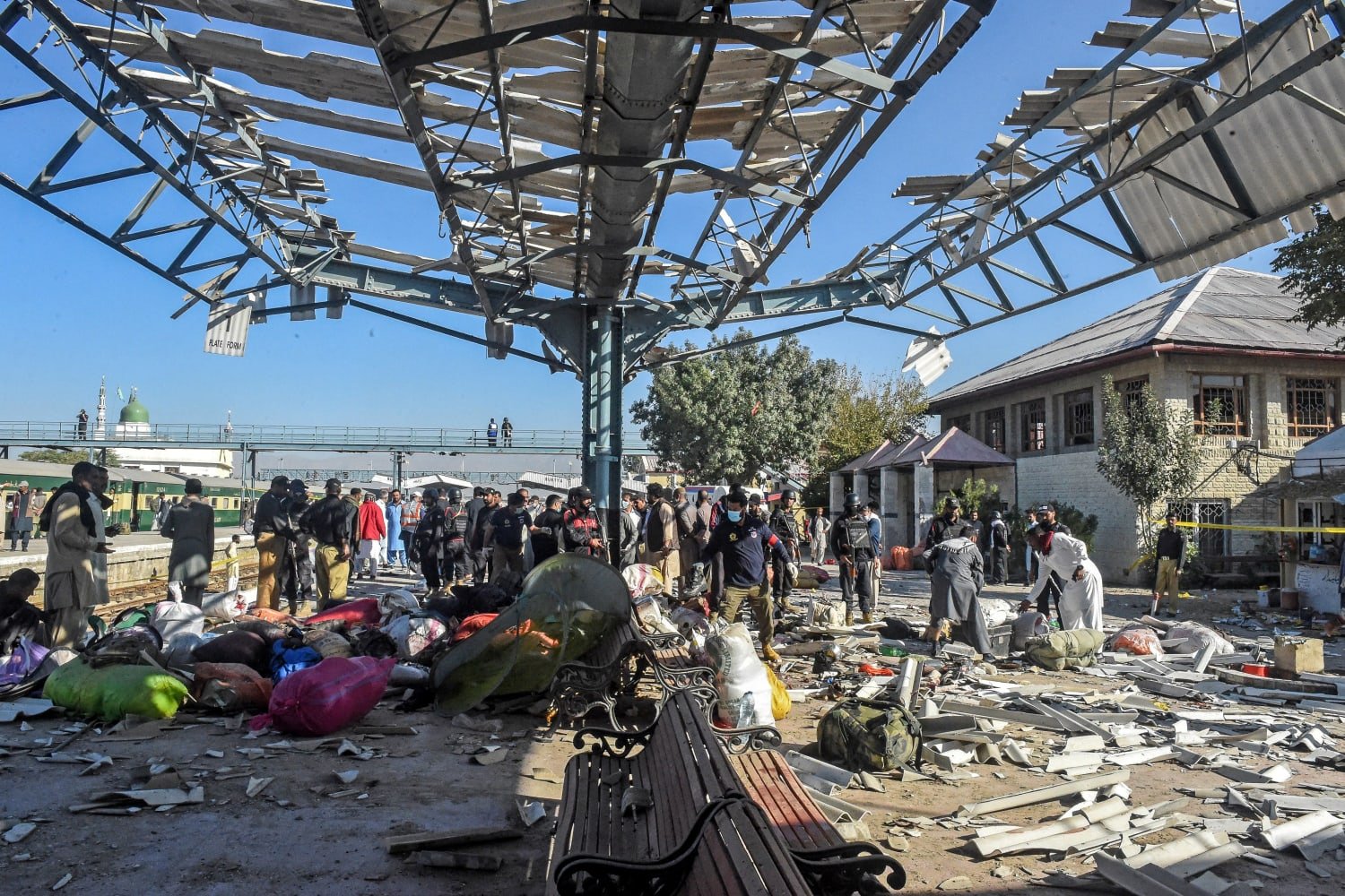 241109 pakistan suicide bombing aa 66d3b7